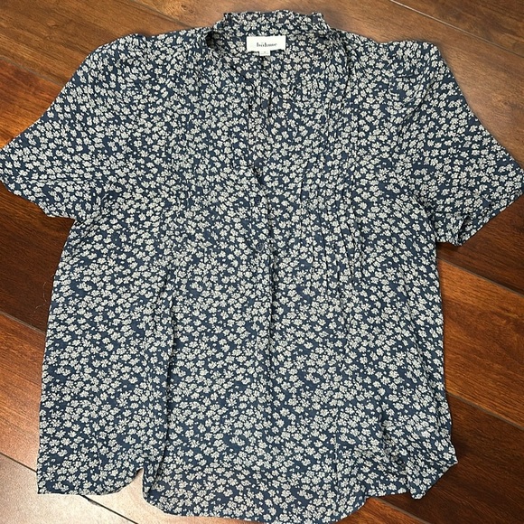 Boheme Short Sleeve V Neck Blue and White Floral Blouse Size Small - Picture 1 of 7